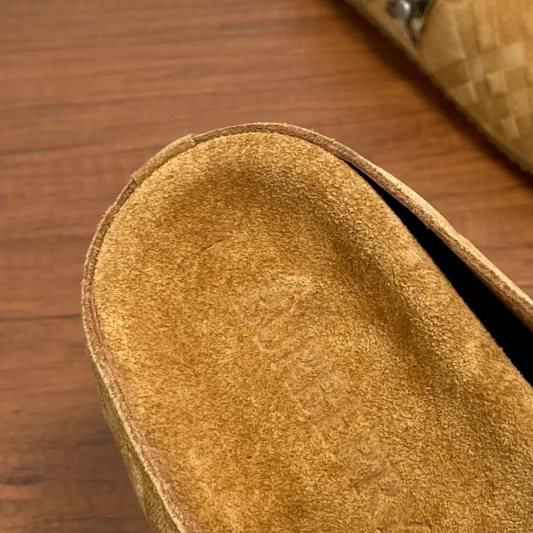 Men's Men's Shoes 💰360 [New Style] 🐝🐝Burberry New Burberry - Men's Checked Leather Urchin Half-Flop Sandal Made of soft suede cowhide and calfskin, these half-flop sandals feature an adjustable B-shaped buckle strap and are decorated with the signature sand-colored Burberry check in jacquard worsted. The upper wraps around the midsole and is paired with a sole made of the same upper material with an embossed logo on the heel and a wavy rubber outsole embellished with the Burberry lettering. Fashionable and casual! Comes with full set of original packaging dust bag! Code number: 39-40-41-42-43-44 standard code (38/45 can be customized and returns and exchanges are not supported)
